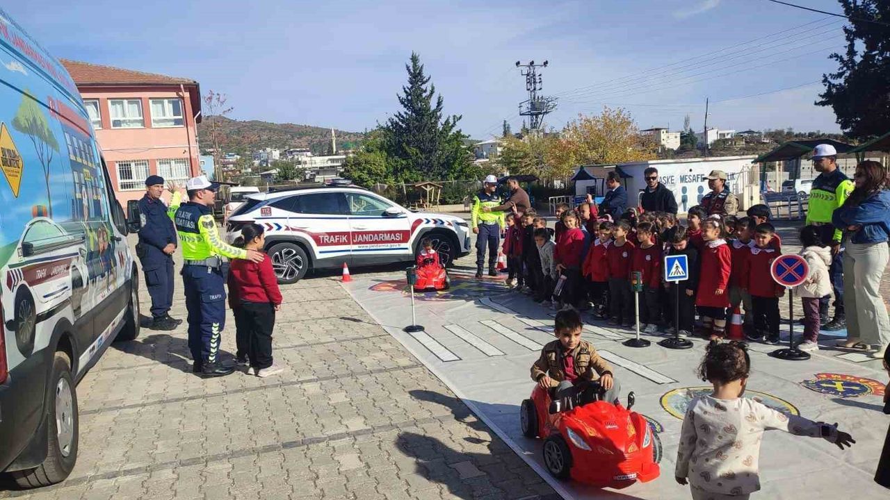Kilis'te öğrencilere 'Mobil Trafik Aracı' ile trafik eğitimi verildi