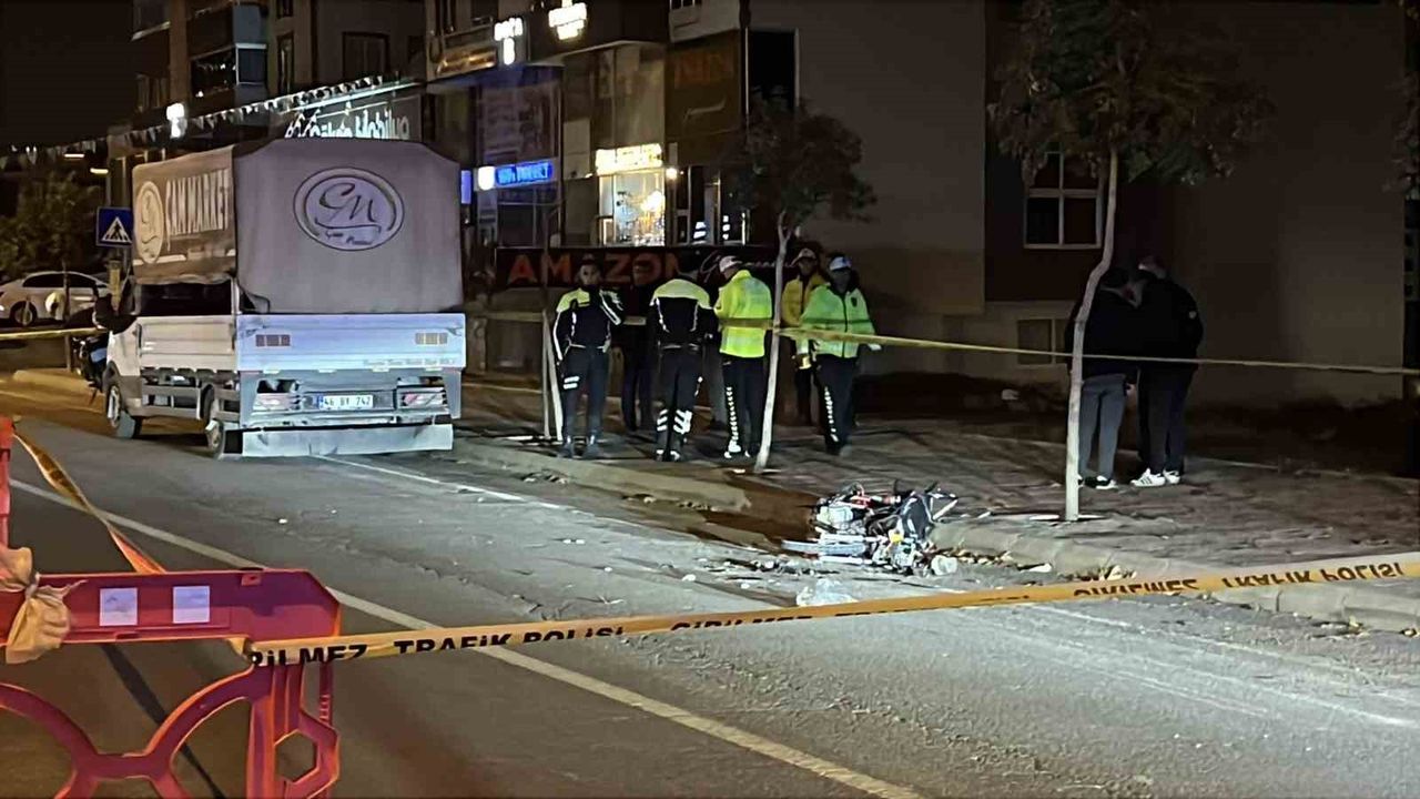 Polisten kaçan motosiklet, park halindeki kamyonete çarptı: 1 ölü 1 yaralı