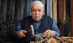 2 metrekarelik dükkanda 48 yıldır mesleğini icra ediyor