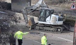 Ankara'da facianın eşiğinden dönüldü: Tırdaki kepçe köprüye takılıp yola düştü