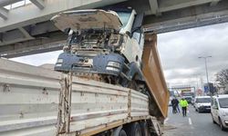 Ankara'da Tıra Yüklenmiş Kamyon Üst Geçide Çarptı