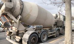 Seyir halindeki beton mikserinden kopan tekerlek üç otomobile çarptı