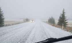 Haymana-Polatlı yolu dolu yağışı nedeniyle beyaza büründü