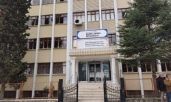 42 yıl 7 ay sonra emekli oldu: Son dersine yıllar önce mezun ettiği öğrencileri katıldı