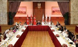 TBMM Başkanı Kurtulmuş 26 ülkeden gelen dünya çocuklarını TBMM Tören Salonu'nda kabul etti