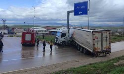 Tır refüje çarptı: 1 yaralı