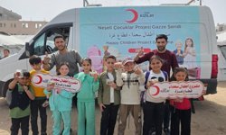 Türk Kızılay'dan çocuklara şekerleme ve tatlı ikramı