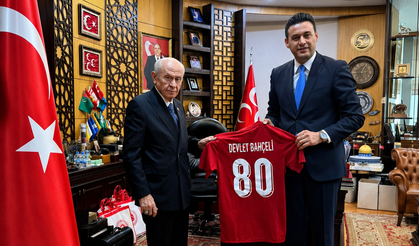 Devlet Bahçeli'ye A Milli Takım Forması Takdim Edildi