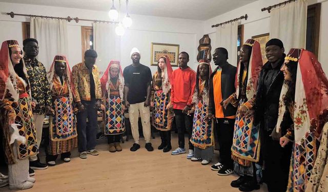 Afrikalı öğrenciler Yozgat'ta halay çekti, türküler söyledi