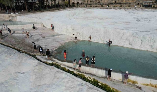 Beyaz cennet Pamukkale, Asya ülkelerinden gelen turistlerin yoğun ilgisini çekiyor
