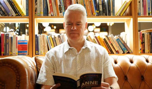 İngiliz yazar T.M. Logan, İstanbul'da okuyucularıyla bir araya geldi