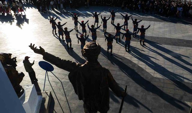 Manisa'da 100 öğretmen 'Eğitim Yüzyılı' kapsamında halk dansı gösterisi sundu