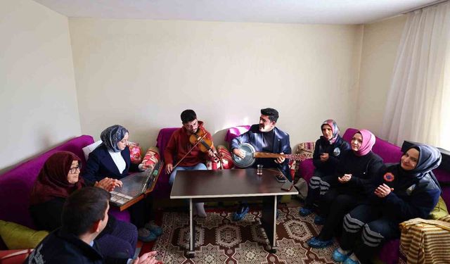 Tokat Belediyesi yaşlıların evine temizlik ve canlı müzikle misafir oldu