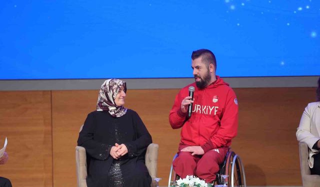 Bakan Bak şampiyon sporcuların anneleri ile bir araya geldi