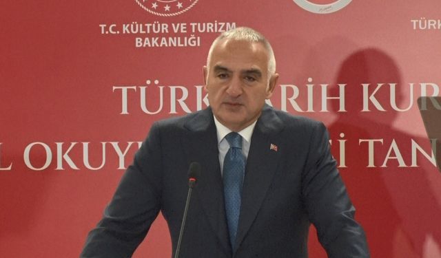 Bakan Ersoy: 'Genel Okuyucu Dizisi' ile başlatılan 100 kitaplık proje, özellikle gençlerin 'tarih sıkıcı ve anlaşılmazdır' algısını kıracak'