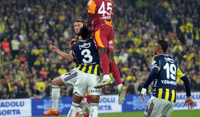 Trendyol Süper Lig: Fenerbahçe: 0 - Galatasaray: 1 (İlk yarı)