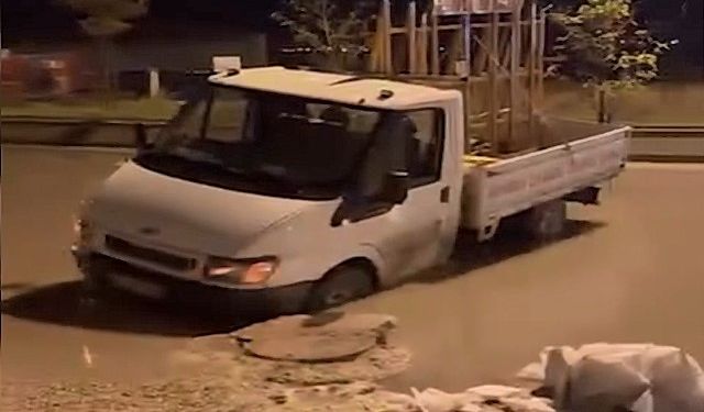 Polatlı'da Yağıştan Çöken Yolda Bir Kamyonet Mahsur Kaldı