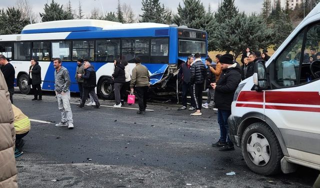 Ankara'da Otomobil Durakta Bekleyen EGO Otobüsüne Çarptı