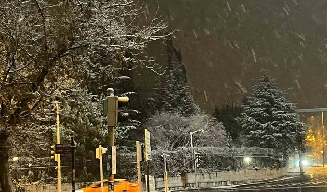 Ankara'da gece saatlerinde kar yağışı etkili oldu