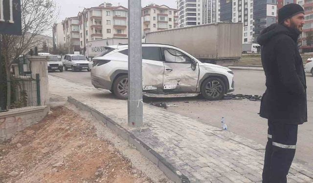 Beypazarı'nda iki otomobilin çarpışması sonucu 3 kişi yaralandı