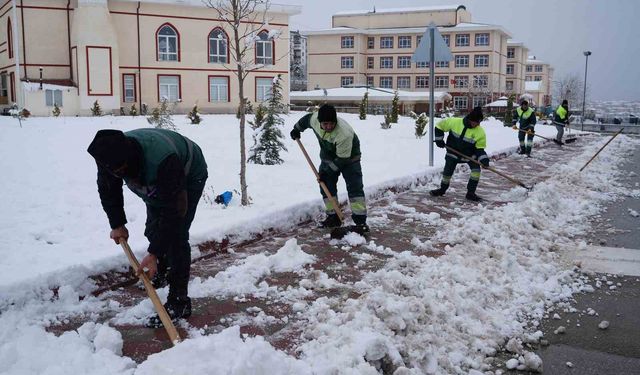 Keçiören'de yaya güvenliği için kar küreme ve tuzlama seferberliği