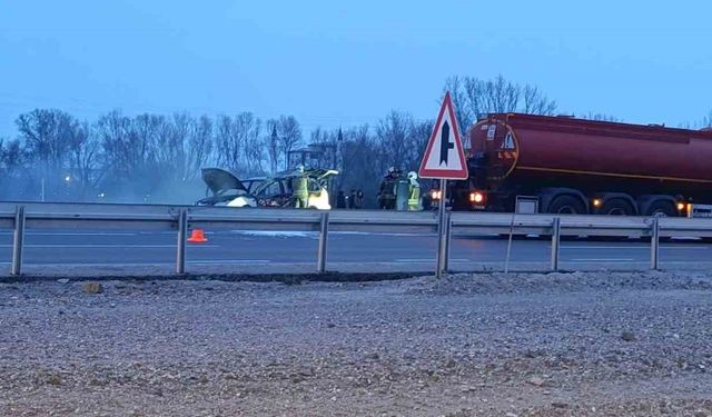 Seyir halindeki araç alev topuna döndü