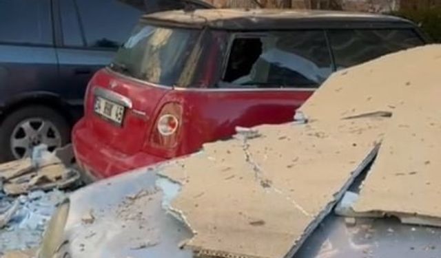 Şiddetli fırtınadan dolayı sökülen dış yalıtım malzemeleri üzerine düştükleri otomobillerin hasar almasına neden oldu