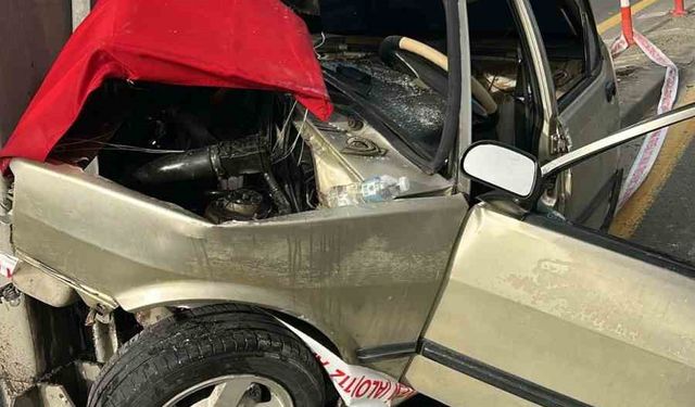 Ankara'da otomobil bariyerlere çarptı: Sürücü araç içerisinde sıkıştı