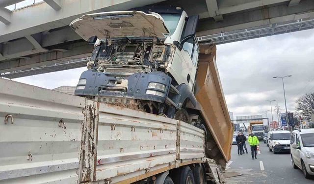Ankara'da Tıra Yüklenmiş Kamyon Üst Geçide Çarptı