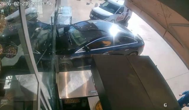 Sürücüsünün kontrolünü kaybettiği otomobilin pastaneye girdiği an kameraya yansıdı