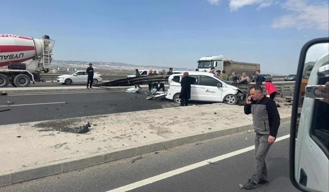 Ankara'da korkutan kaza: Otomobil bariyerlere ok gibi saplandı