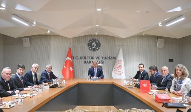 Bakan Ersoy'dan 2026 turizmi için kritik toplantı