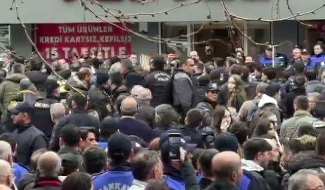Çankaya Belediye Başkanı Güner'in açıklaması sırasında gerginlik