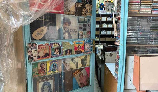 Müzik dünyasının geçmişine 20 yıldır topladığı plak ve kasetlerle ışık tutuyor