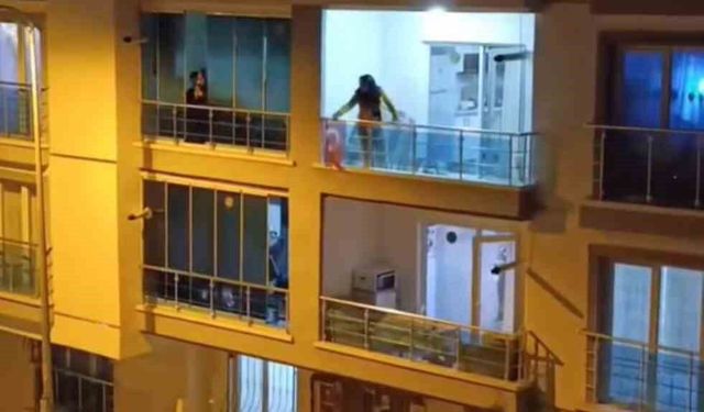 Sinir krizi geçiren genç kadın balkonundaki eşyaları yola fırlattı