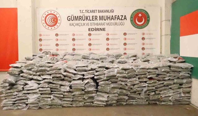 Ticaret Bakanlığı Gümrükler Muhafaza ekiplerinden zehir tacirlerine ağır darbe: 1 ton 413 kilo esrar ele geçirildi