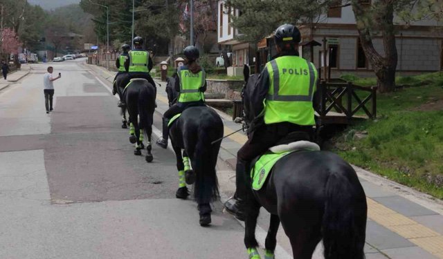 Atlı Polis ekiplerine Kızılcahamam'da yoğun ilgi
