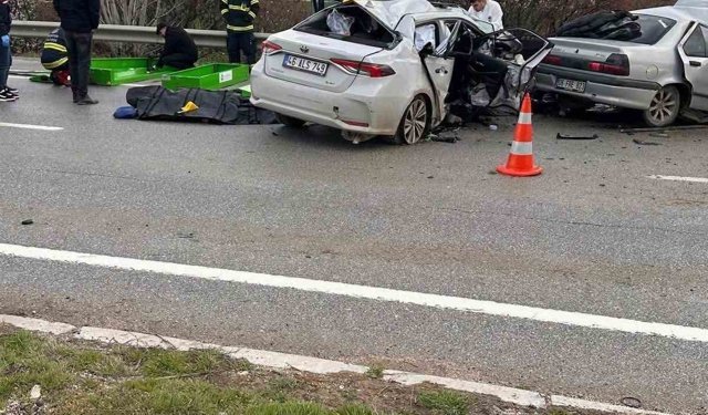 Polatlı'da iki otomobil kafa kafaya çarpıştı: 4 ölü