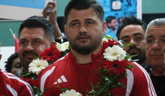Rıza Kayaalp ve Güreş Milli Takımı yurda döndü