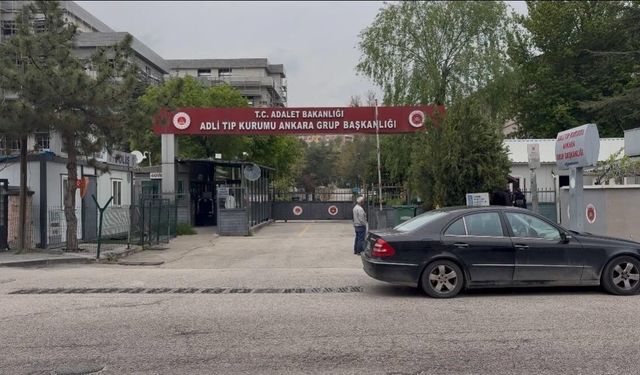 Ankara'da kamyonun altında kalan 2 belediye işçisinin cenazeleri adli tıbba getirildi
