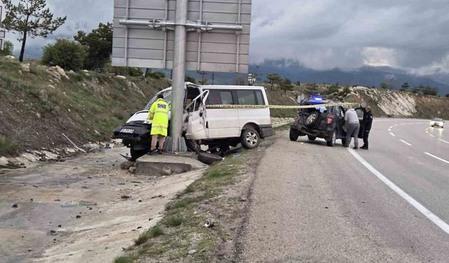 Minibüs önce otomobile sonra tabelaya çarptı: 1 ölü