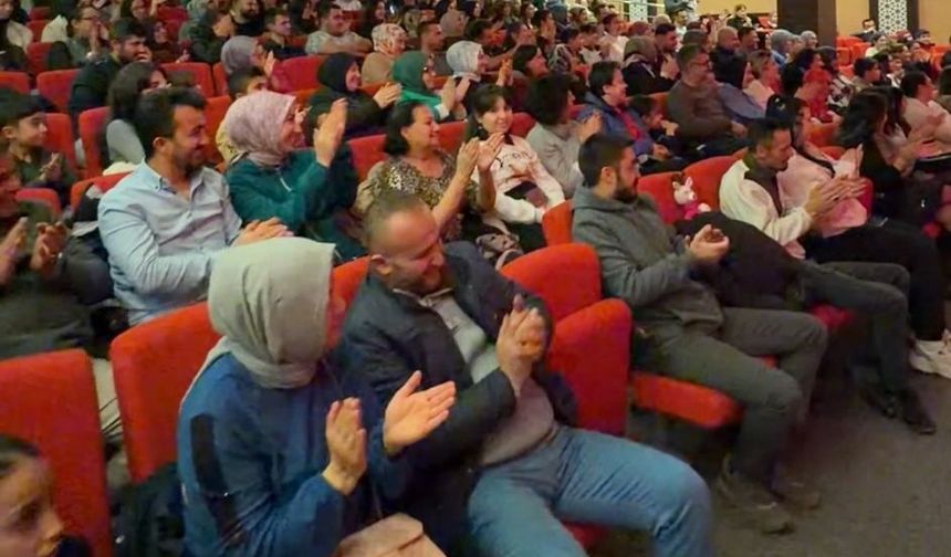 Ankara'da hem çocuklara hem yetişkinlere tiyatro gösterimi