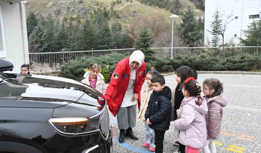 Pursaklar'da Yerli Malı Haftası kapsamında öğrencilere Togg tanıtıldı