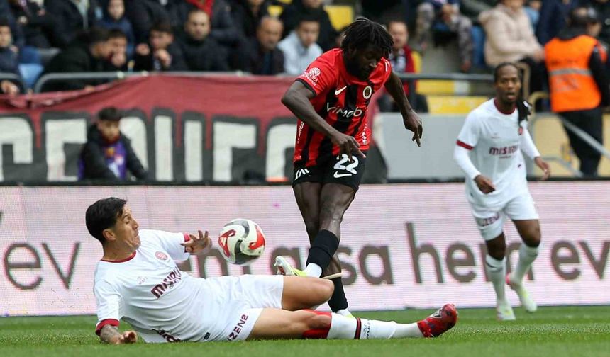 Trendyol Süper Lig: Gençlerbirliği: 1 - Fatih Karagümrük: 0 (İlk yarı)
