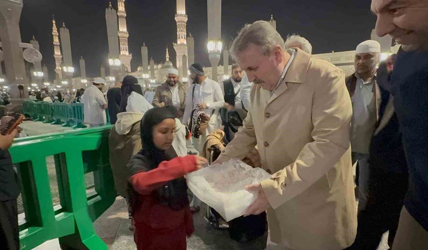 BBP Genel Başkanı Destici, Mescid-i Nebevi'de vatandaşlarla buluştu