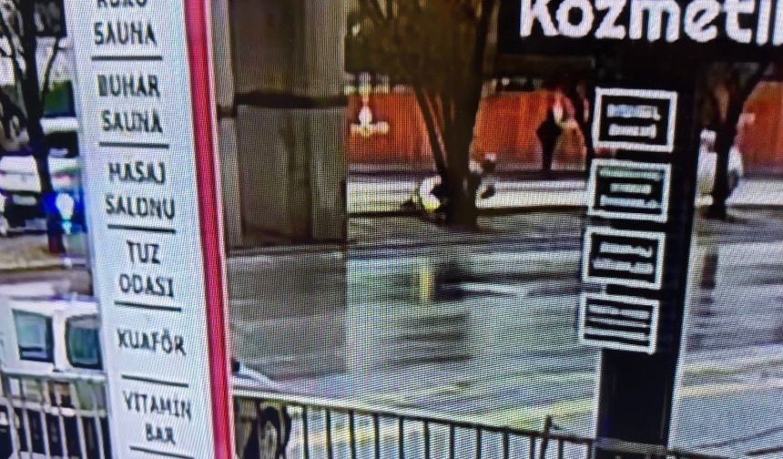 Kayganlaşan yolda kontrolden çıkan motosiklet ağaca çarptı: Kurye hayatını kaybetti