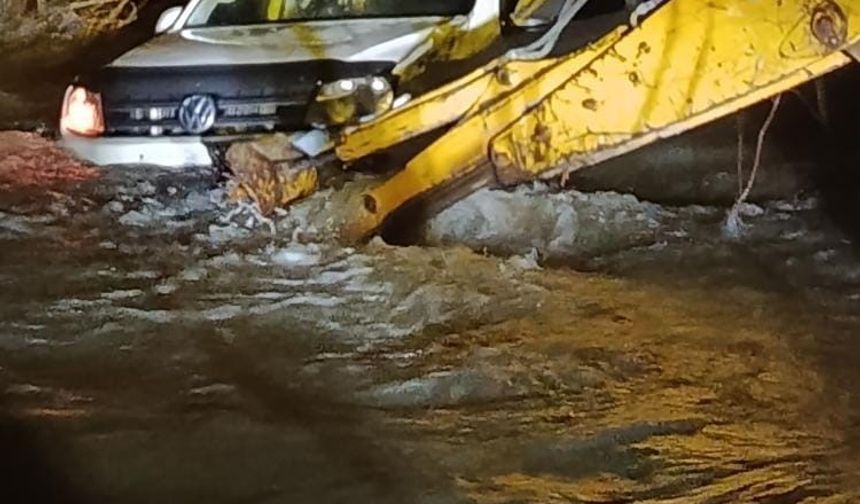 Ankara'da suya kapılan araç yaklaşık 150 metre sürüklendi