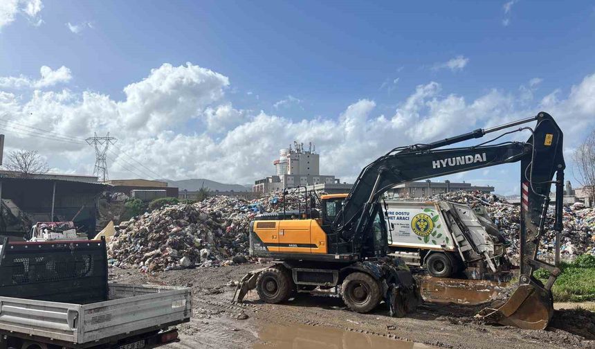 Atıkları usulsüz depolayan Buca ve Foça belediyelerine 9.3 milyon lira ceza