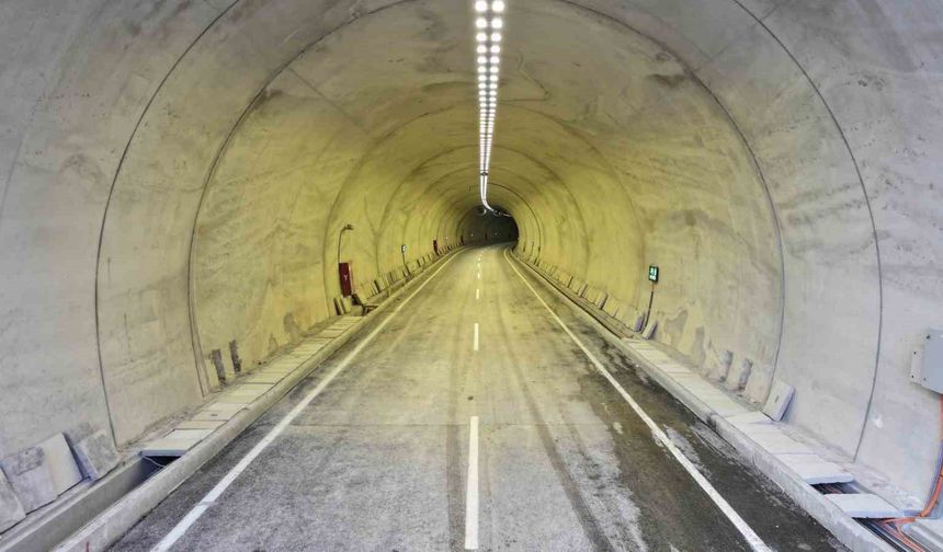 Bakan Uraloğlu: 'Kırkdilim Geçişi'nde inşa ettiğimiz 3 çift tüp tünelde sona yaklaştık'