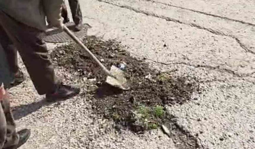 Başkentte belediyeden umudu kesen vatandaşlar köstebek yuvasına dönen yolları kendileri onardı